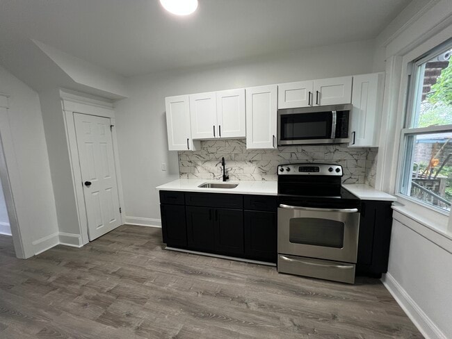 Building Photo - 919 Elsinore Pl