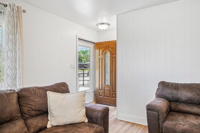 Photo - 3940 Lasalle St