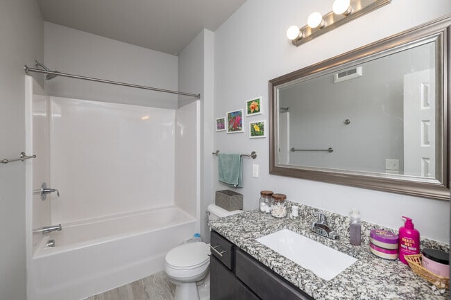 2BR, 2BA - 1056SF - Primary Bathroom