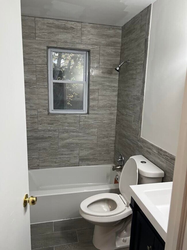 916 Dr Unit Rosewood Condominiums Condo for Rent in Burlington