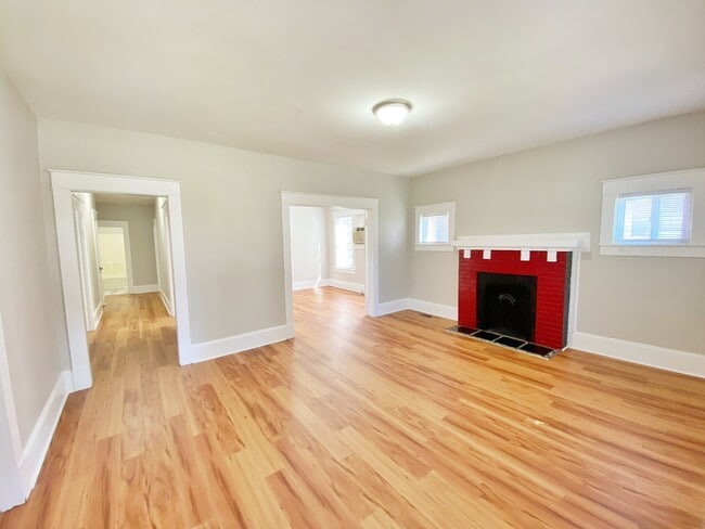 Photo - 805 Douglas St