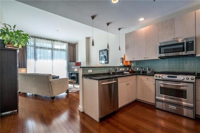 905 Juniper St NE Unit 401