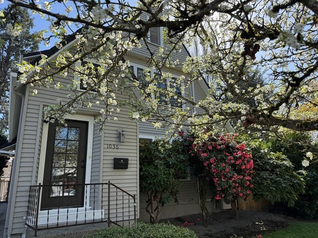 Building Photo - Charming historic home McMinnville 4 bed / 2.5 bath