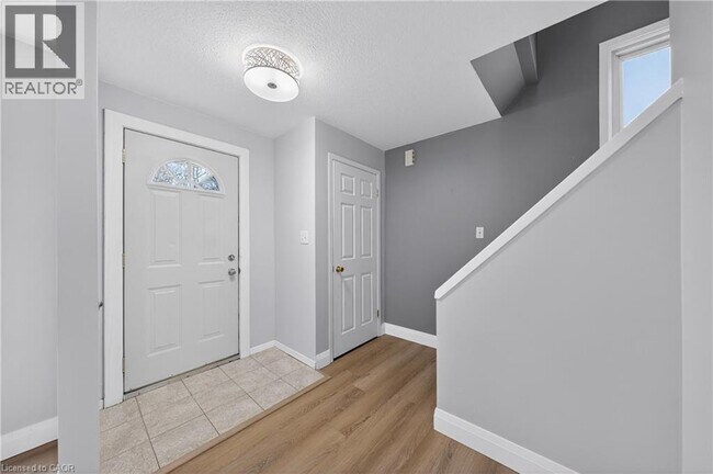 Photo - 527 Wellington St N