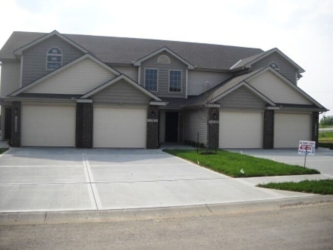Building Photo - 3 Bedroom, 2 bath Townhome with 1 car garage!