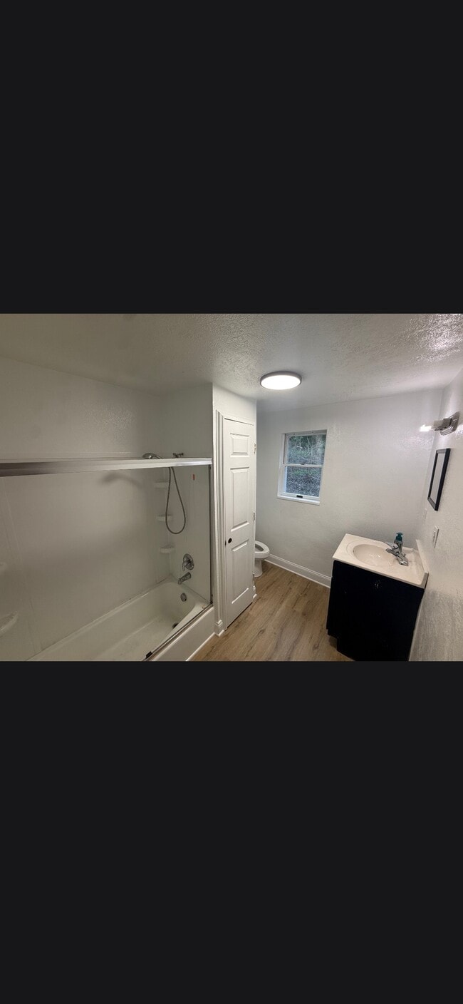 Bath - 12 Kuntz St Unit 12