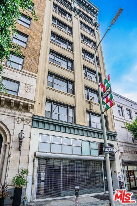 Building Photo - 812 S Spring St Unit 2