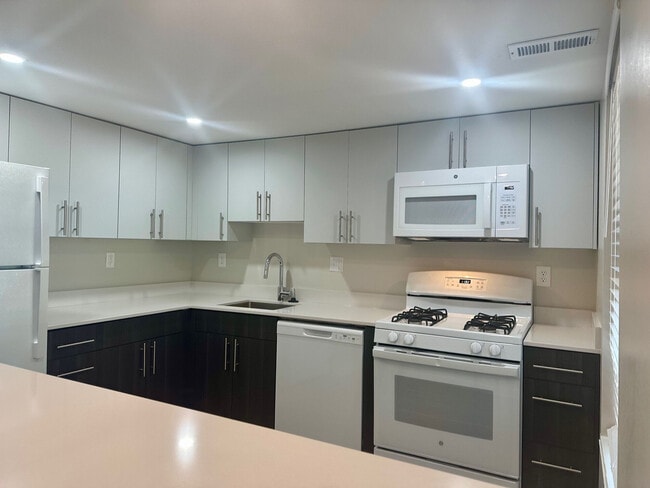 Photo - Lakeside Apartments