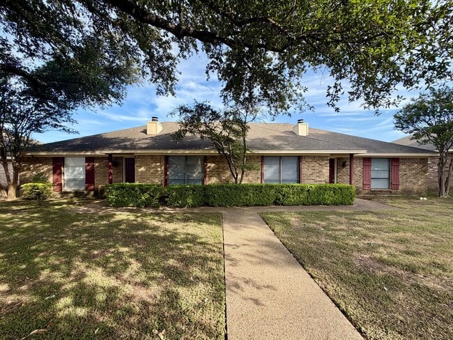 Building Photo - 5801 Roxanne Dr