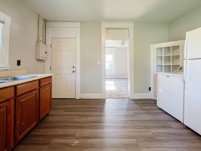 Building Photo - AVAILABLE NOW! Close to Campus