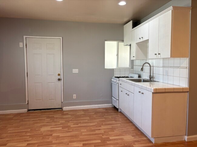 6327 Calvin Ave Unit GUEST HOUSE
