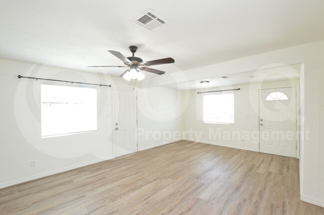 Building Photo - 3225 E Earll Dr