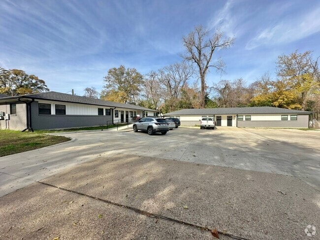 Building Photo - Pecan St. (LEASE UP ONLY) Unit 5 Rental