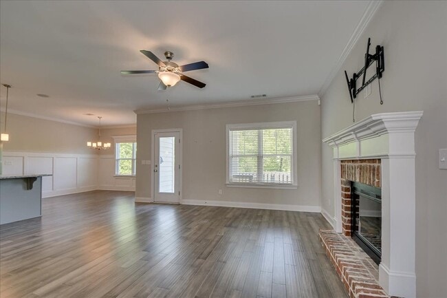 Photo - 323 Colonnades Dr