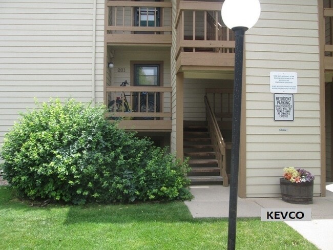 Building Photo - Second-Story Apartment Near Horsetooth! Unit B201