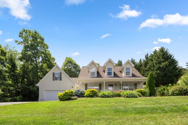 Building Photo - Lovely Two-Story Home in Weaverville