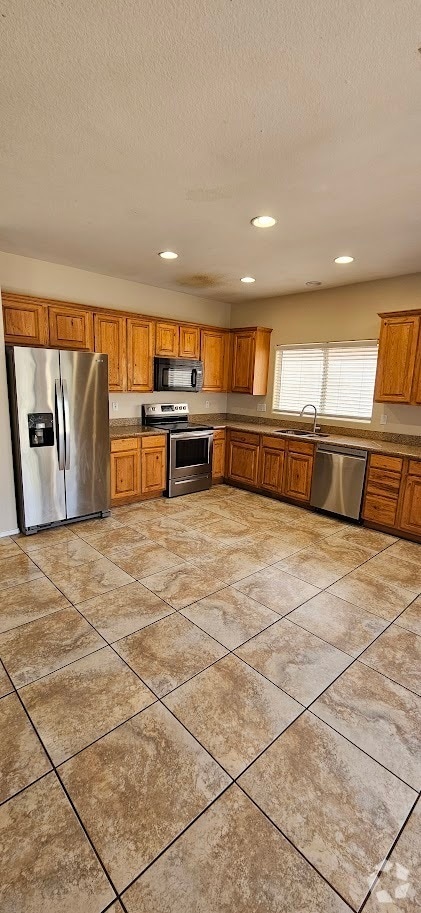 Building Photo - Fantastic 5BEDROOM+LOFT / 3 BATH home For ...