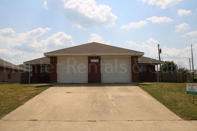 Building Photo - Spacious Duplex! Rental