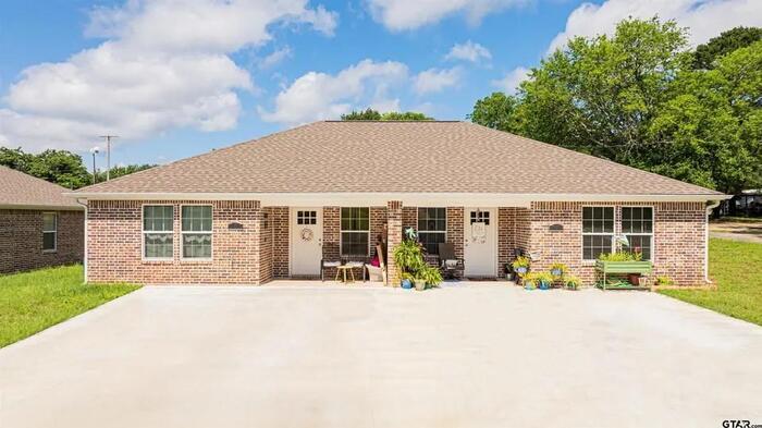 Photo - 131 Francis St