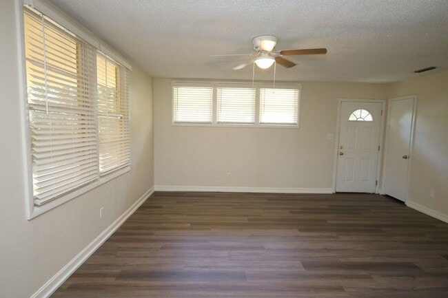 Photo - 902 Ridgewood Dr