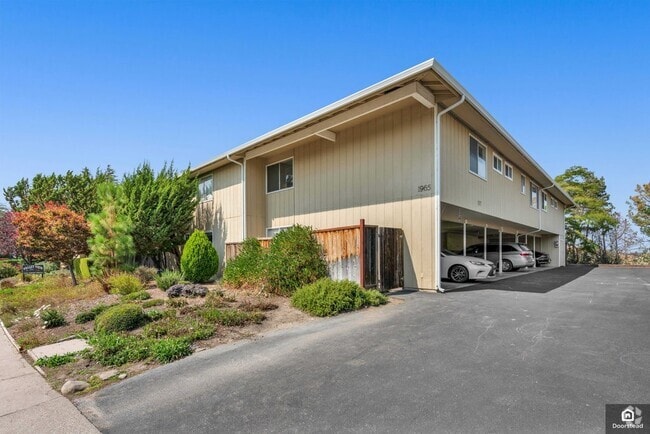Building Photo - 1965 Ascot Dr Unit 11 Rental