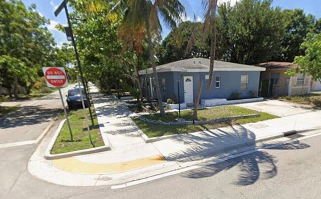 Building Photo - 1501 N Andrews Ave