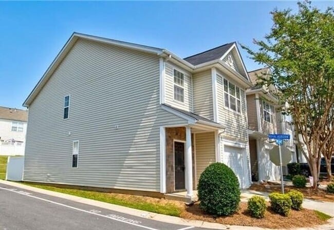 Photo - 3BR Townhome • In-Unit W/D • Trash Included in Fort Mill