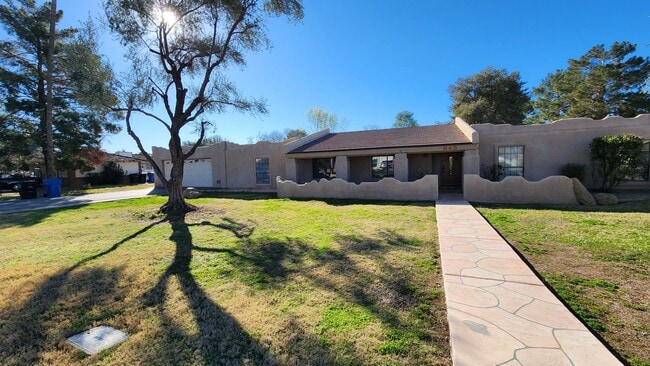 Remarkable horse property with HUGE yard! - Remarkable horse property with HUGE yard! House