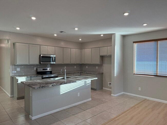 Photo - 2020 E Kansas Dr