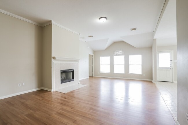 Photo - 2011 Pinecreek Pass Ln