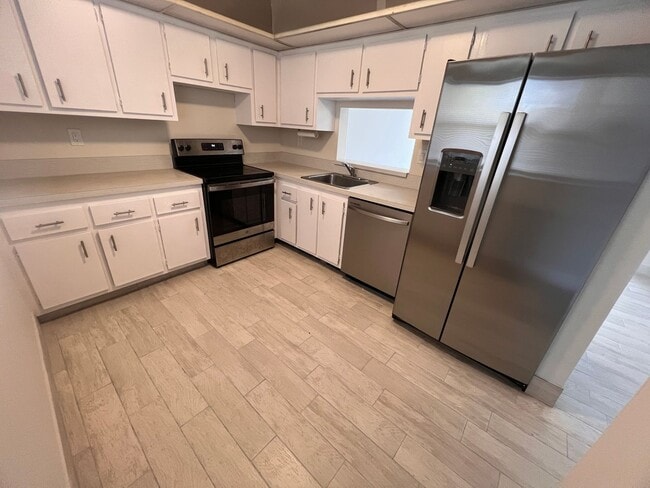 Building Photo - Great unit with pool view, pretty tile flooring.