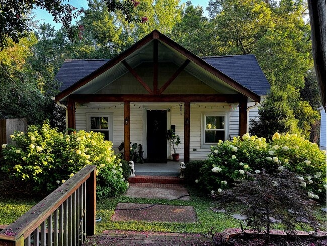 Building Photo - 2/2 Home for Rent Just 5 Minutes from Down...