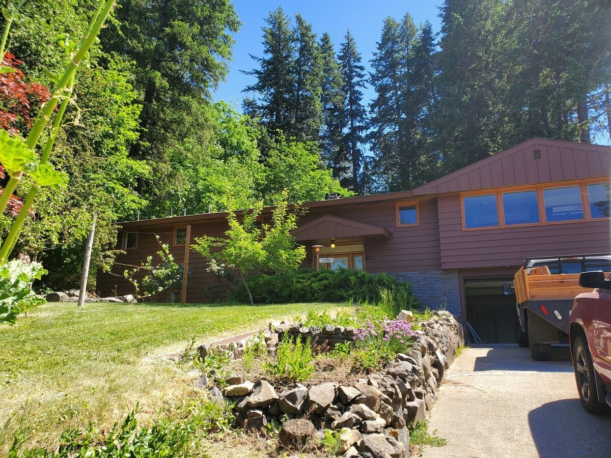 Large Tucked Away South Hill Home! - Large Tucked Away South Hill Home!