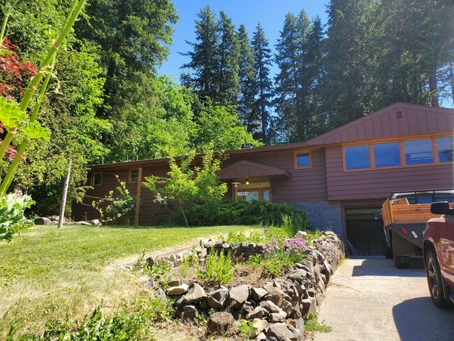 Building Photo - Large Tucked Away South Hill Home!