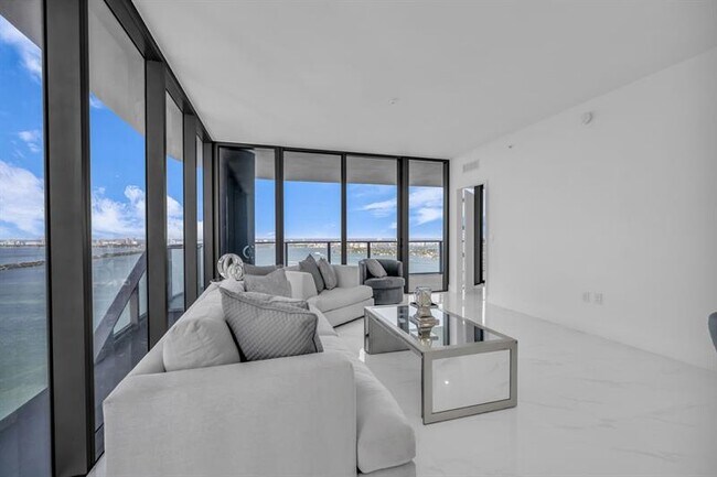 Photo - 700 NE 24th St Unidad 4501