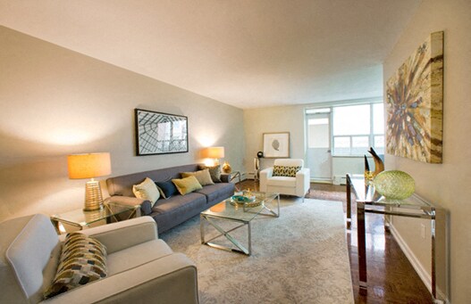 Photo - 300 St. Clair West