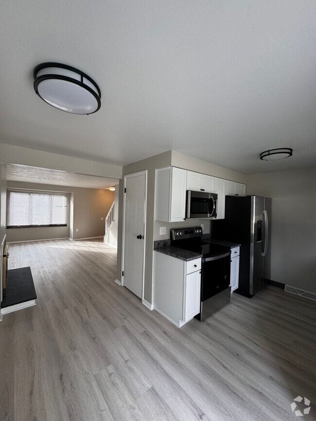 Building Photo - For Rent: 2 BD | 1.5 BTH | Garage | Spacio... Rental