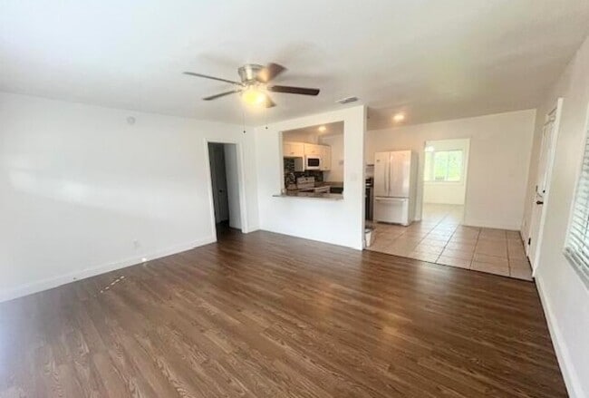 Building Photo - 2713 Silver Lake Dr