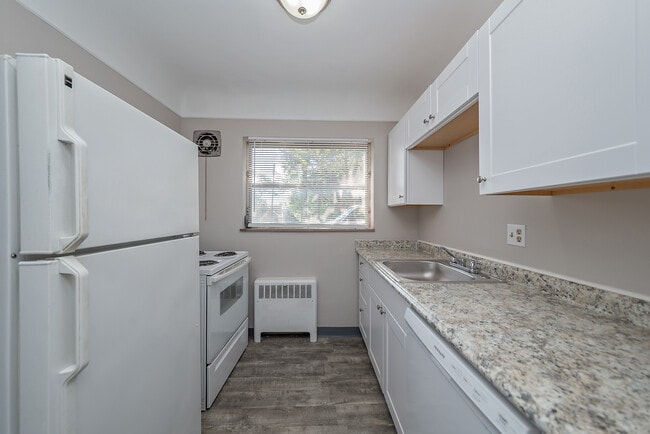 Photo - Colonial Square