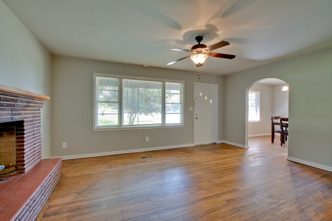 Living Room - 705 Jordan Ln NW House