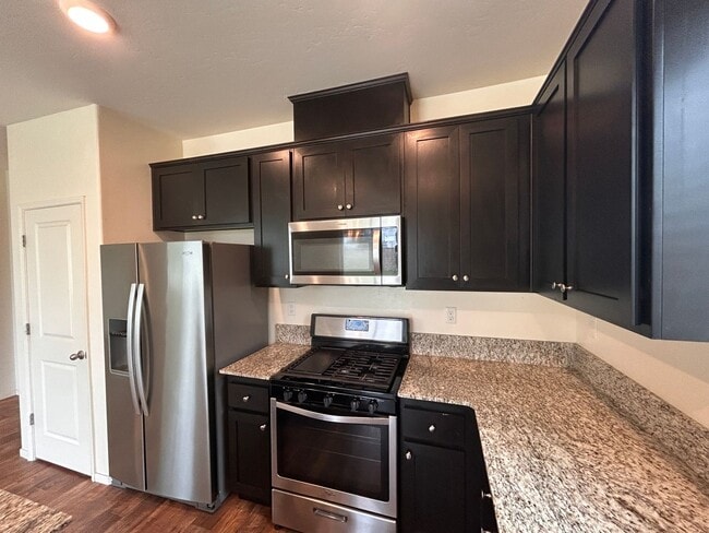 Photo - Don't miss this out 3 bedroom 2 bath with solar in Hanford!