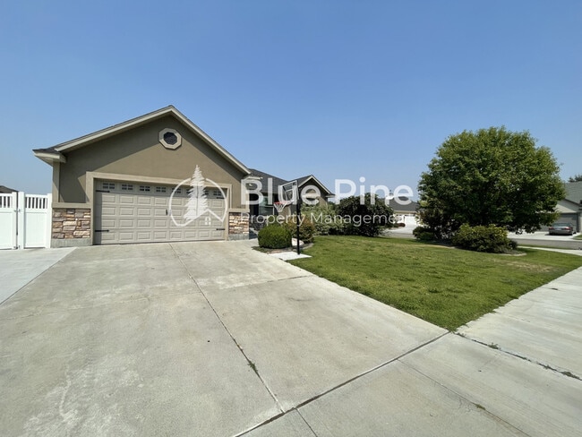 Building Photo - 340 Chateau Dr