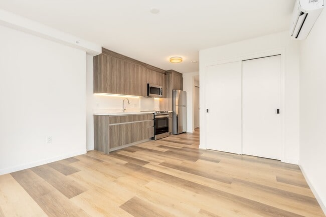 Building Photo - Urban Living w/Amenities - Studio w/1ba/1pkg PETS NEGOTIABLE! Unit 308