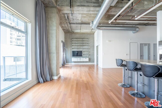 Building Photo - 645 W 9th St Unit 718 Rental