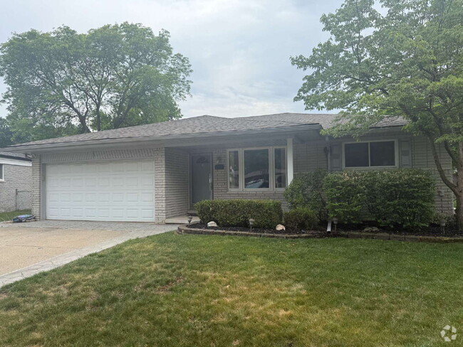 Building Photo - "3-Bed Home in Sterling Heights: Granite K...