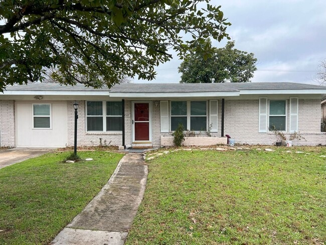 Welcome home to 4527 Diamondhead Drive! - Welcome home to 4527 Diamondhead Drive!