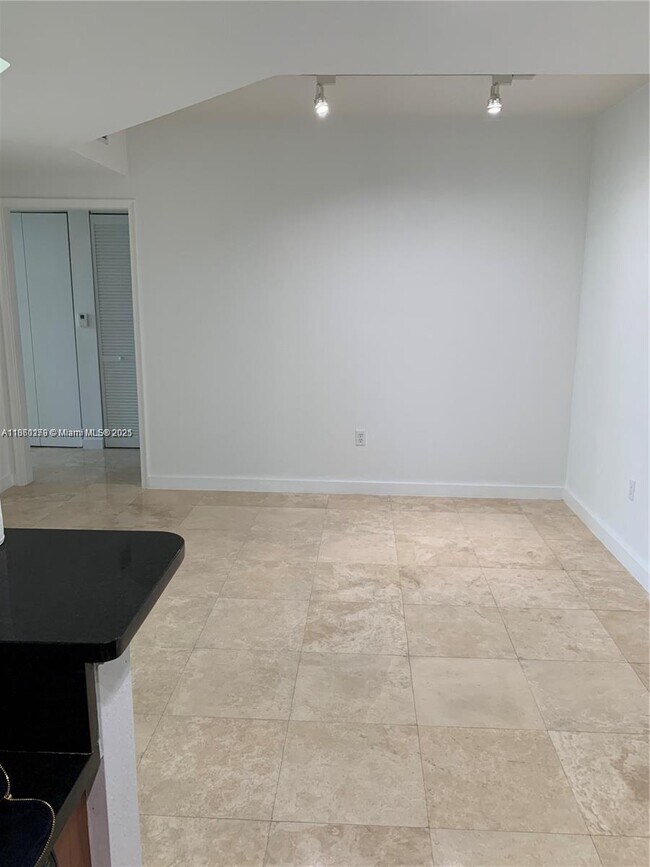 Photo - 18800 NE 29th Ave Unidad 316