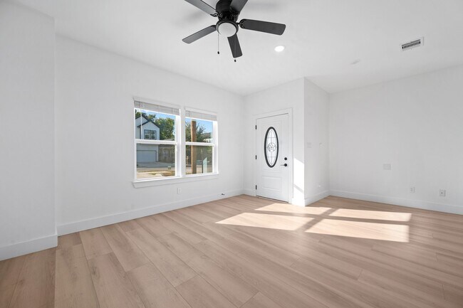 Photo - 8412 Sunnyhill St