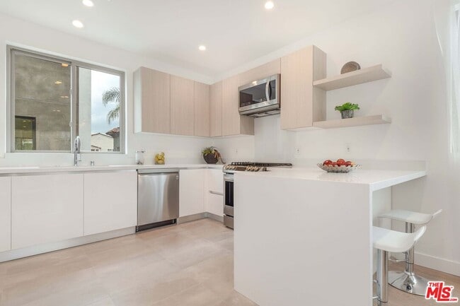 Photo - 417 1/2 N Curson Ave