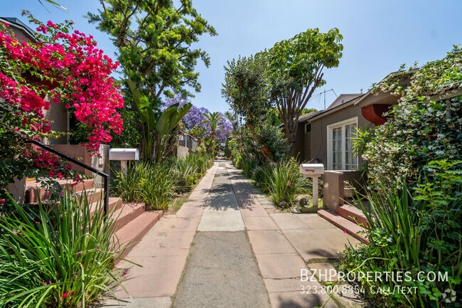 Building Photo - 1237 Havenhurst Dr Unit 1239 Rental